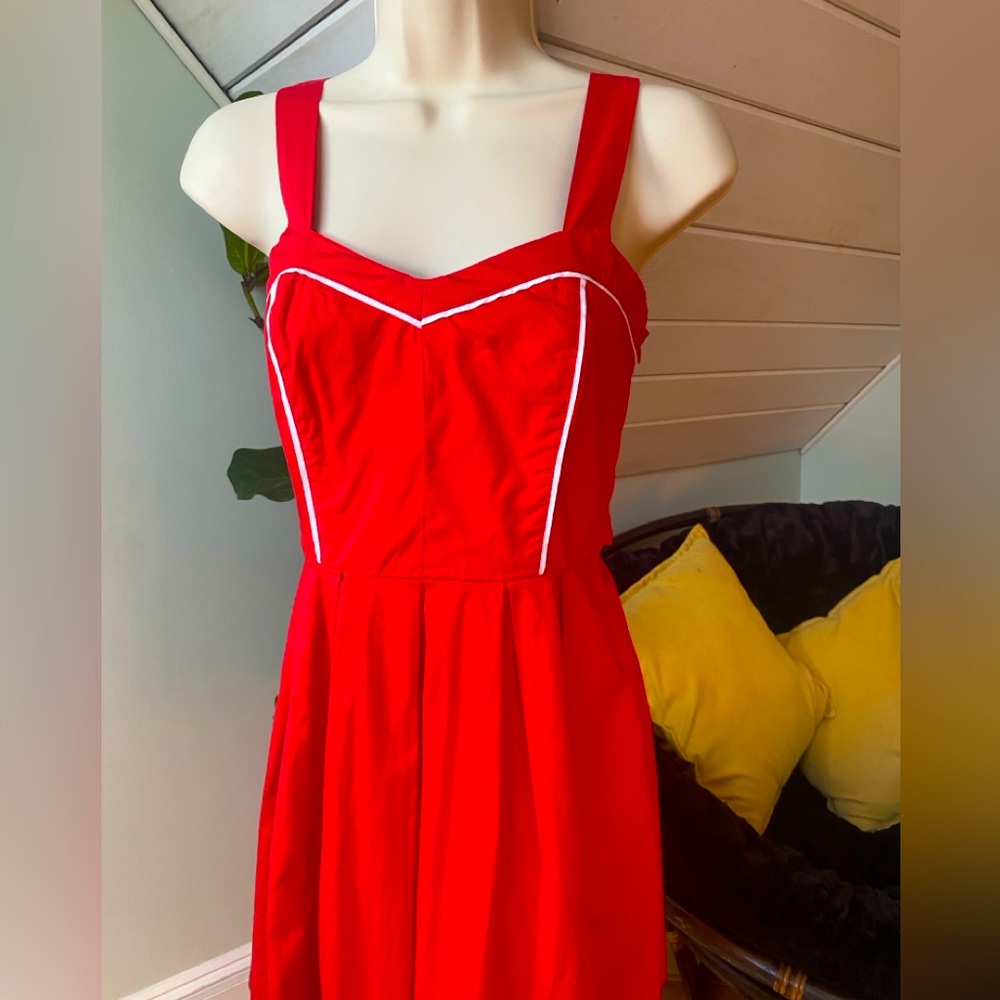 Cute Modern Love Sweetheart Neck Red Dress White Piping Smocking Size Small EUC